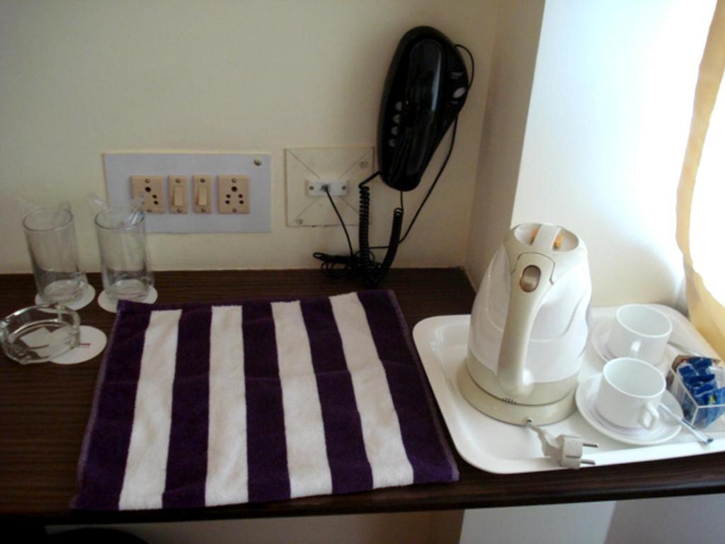 Down Town Guest House Колката Номер фото